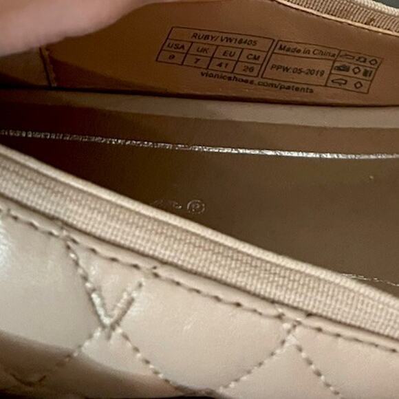 Vionic Beige Quilted Round Toe Women's Block Heels Size 9 - Picture 4 of 4